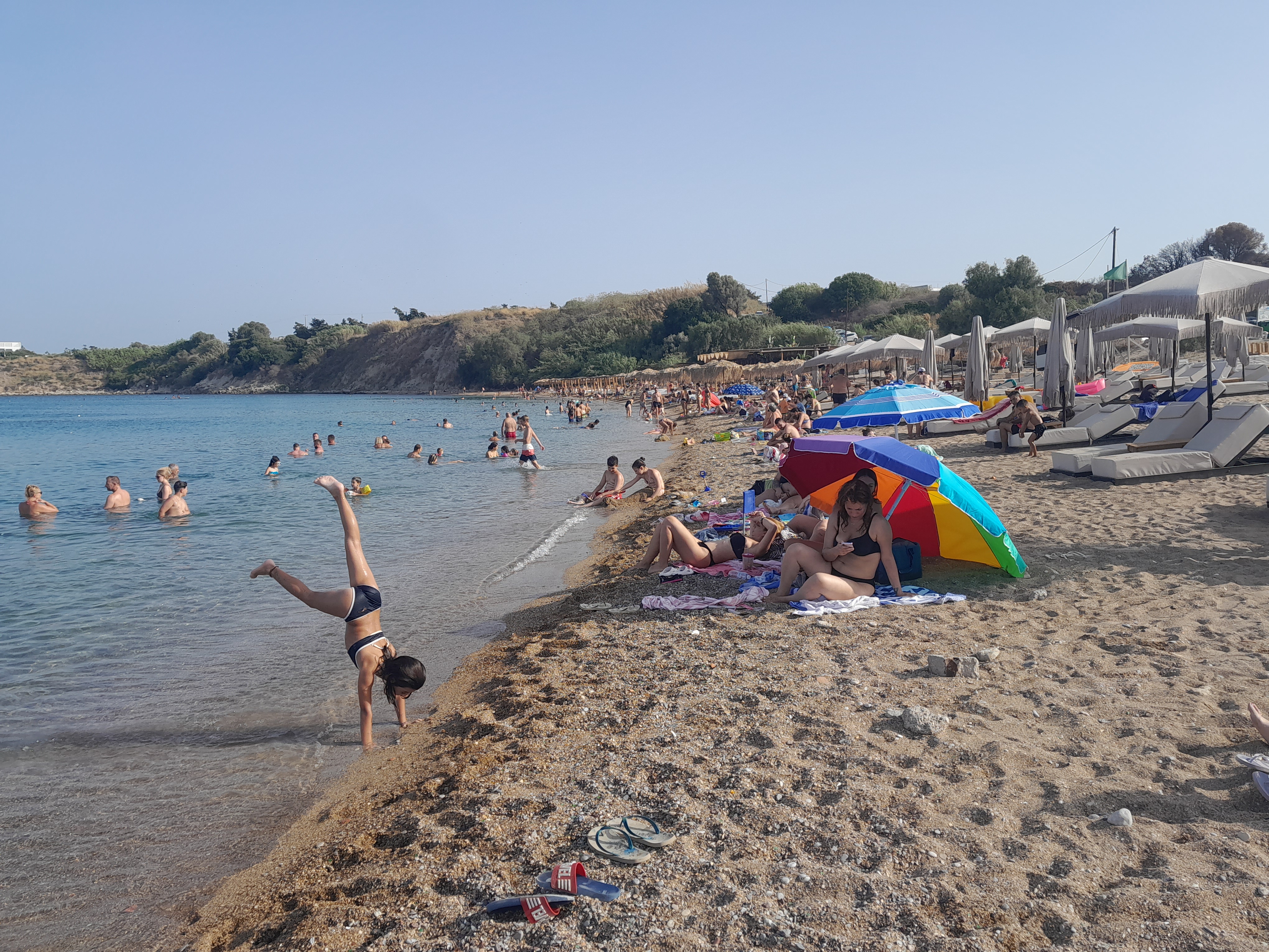 Spokojne jezioro Gadoura na Rodos, otoczone zielenią, idealne dla miłośników przyrody i sportów wodnych.