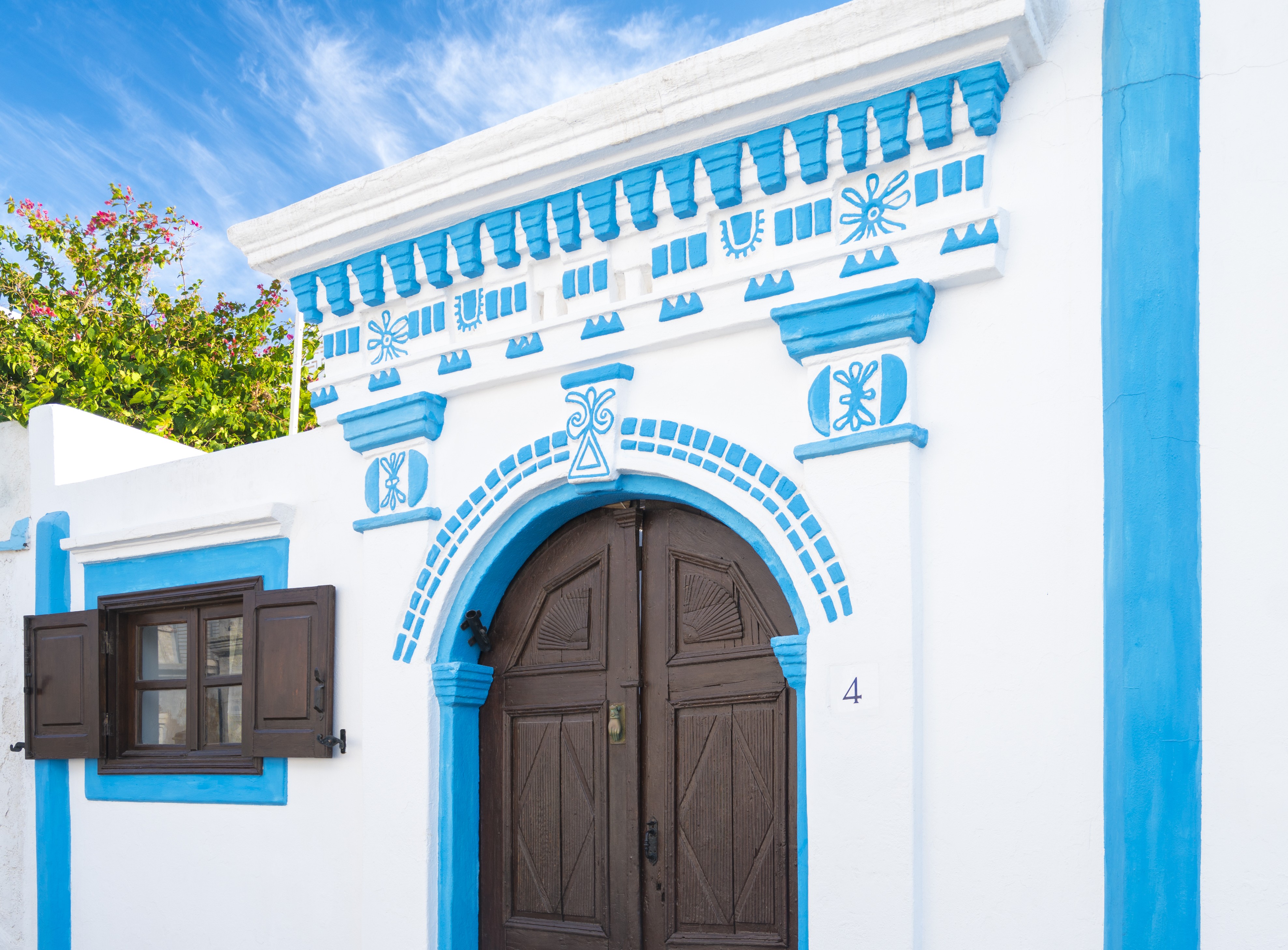 Malownicza wioska Lindos z białymi domkami i wąskimi uliczkami