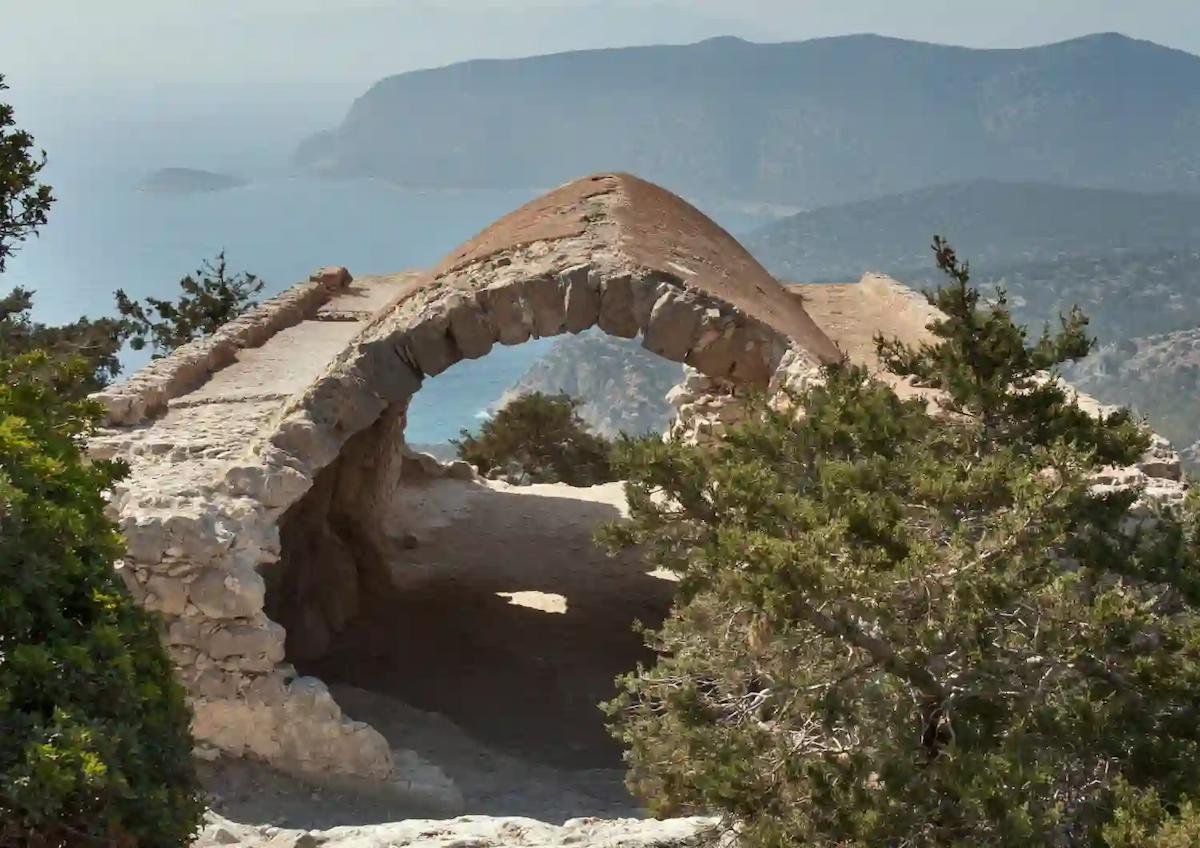 Ruiny zamku Monolithos na szczycie wysokiej, samotnej skały na Rodos.