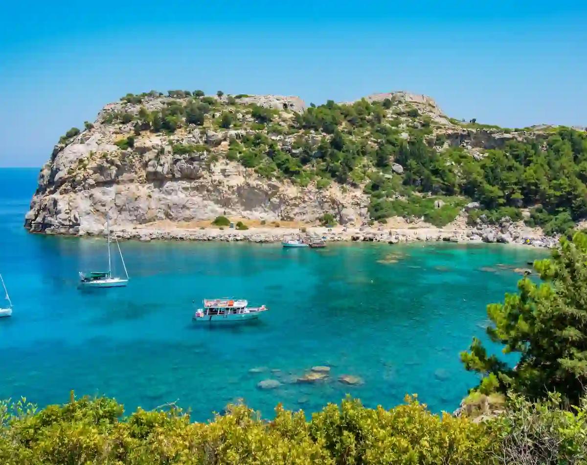 Malowniczy widok na zatokę na Rodos podczas wycieczki fakultatywnej.