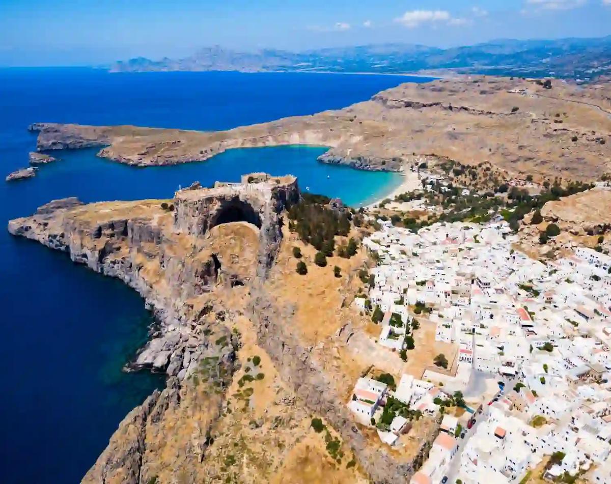 Białe domki w Lindos z widokiem na Akropol - cel popularnej wycieczki fakultatywnej na Rodos.